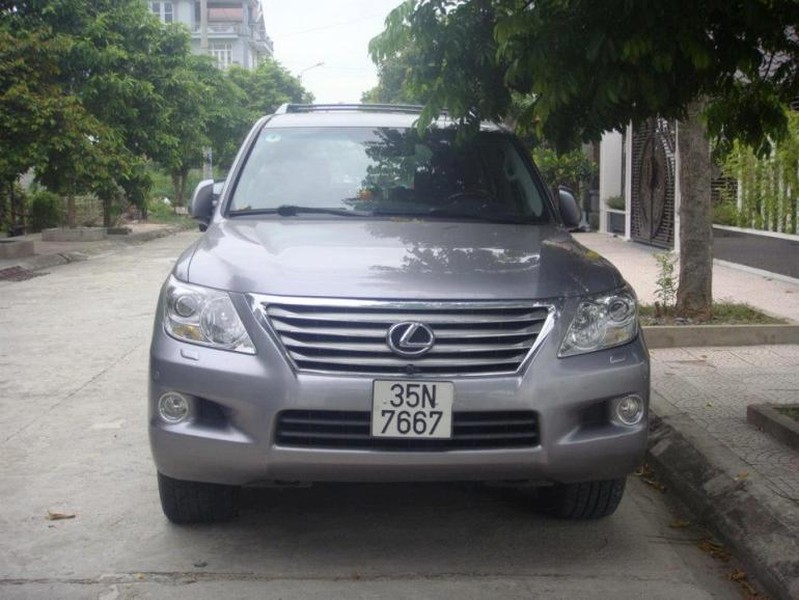 Lexus đeo biển số "gánh" 35N-7667.